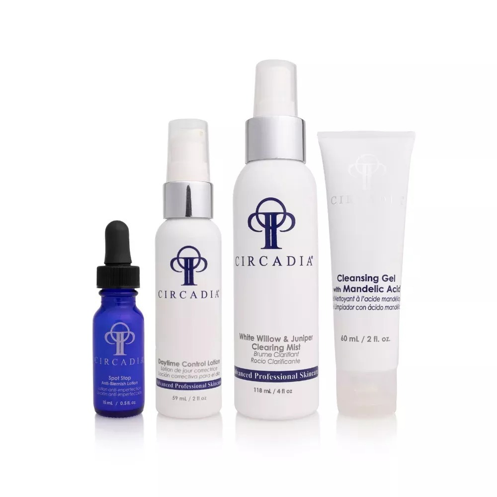 Vier Circadia Produkte für unreine Haut nebeneinander: Spot Stop Anti-Blemish Lotion, Daytime Control Lotion, White Willow & Juniper Clearing Mist und Cleansing Gel with Mandelic Acid